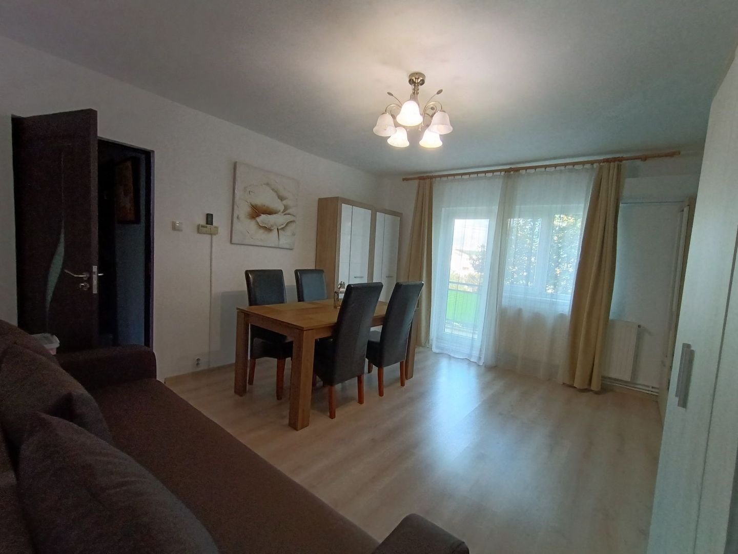 Vând apartament decomandat cu 3 camere, micro 16 - Poză 2