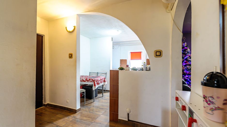 Apartament cu 3 camere în Micalaca. - Poză 1
