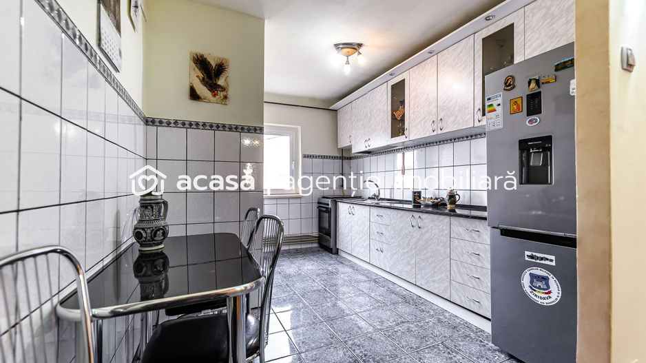 Apartament cu 3 camere decomandat la etajul 3 - Poză 1