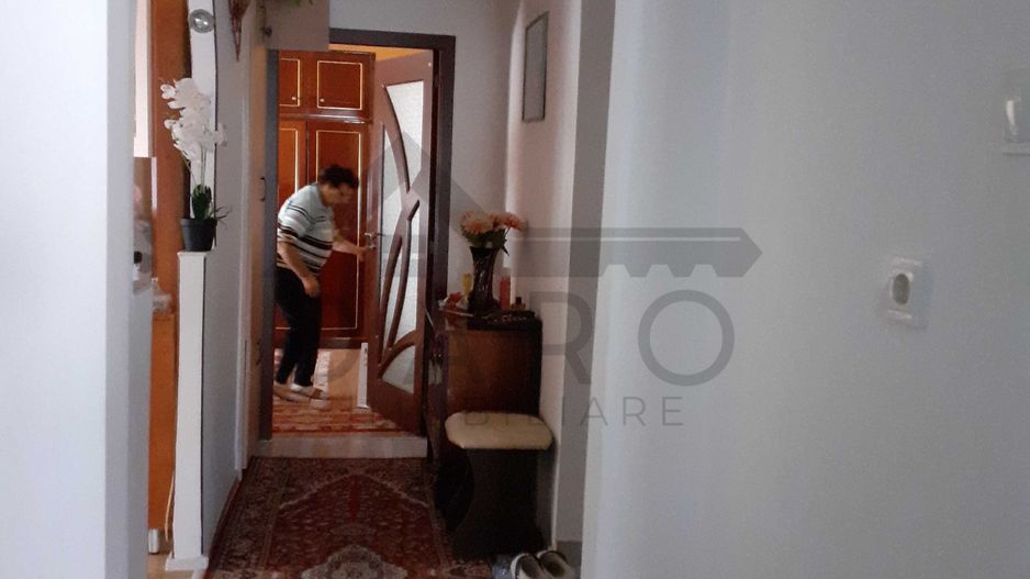 Apartament cu 3 camere de vanzare - Poză 4