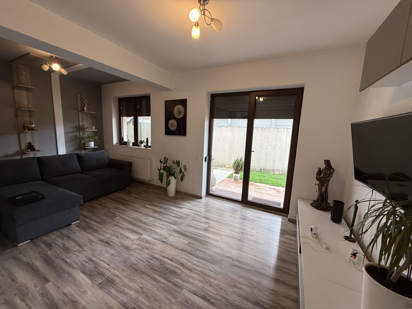 Casă înșiruită complet mobilată + curte+ 2 parcari în complex inchis! - Poză 2
