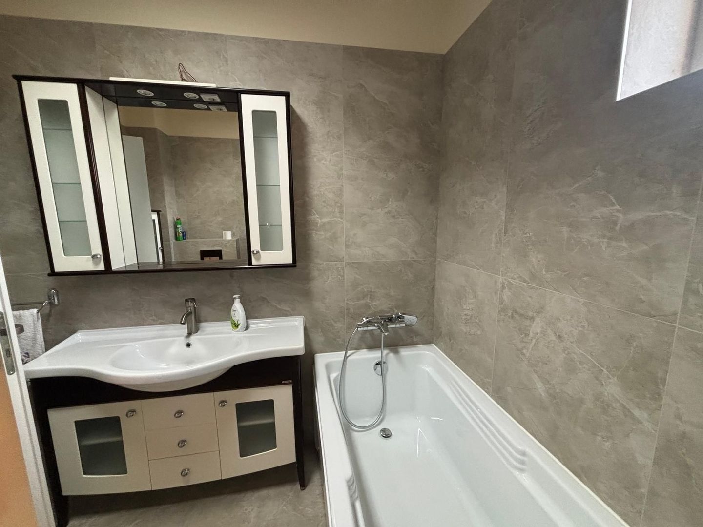 Apartament spatios si complet renovat - Poză 9