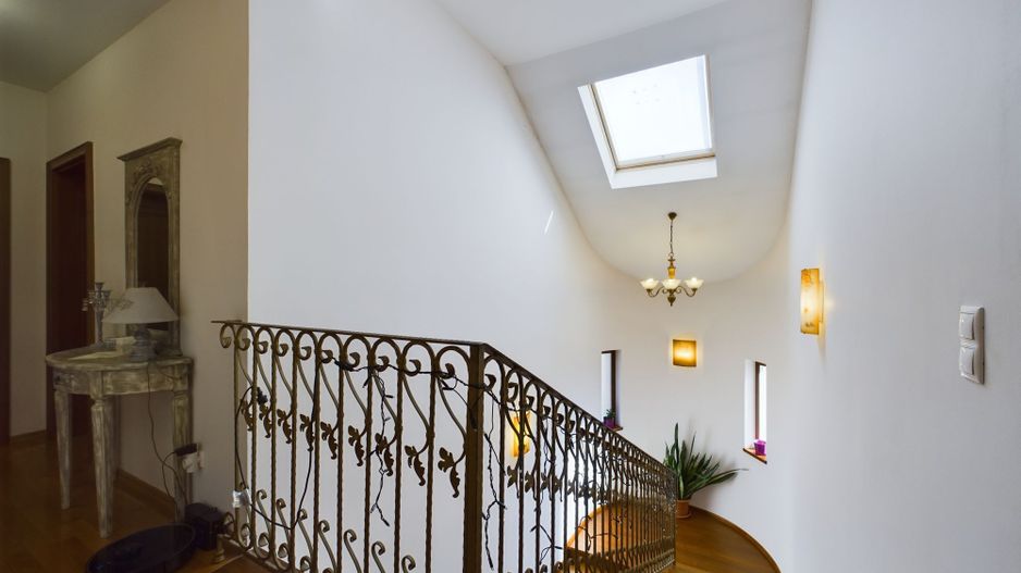 Vilă/casă cu 6 camere 400mp în Dumbrăvița - Poză 6