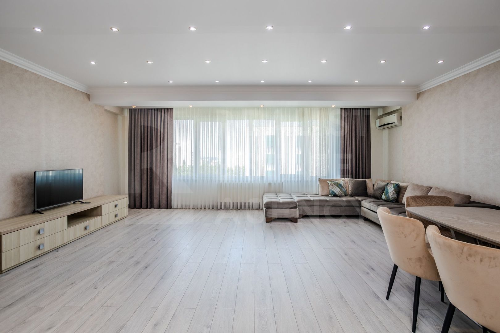 Chirie, apartament, 4 camere, str. Bucureşti, Centru - Poză 2