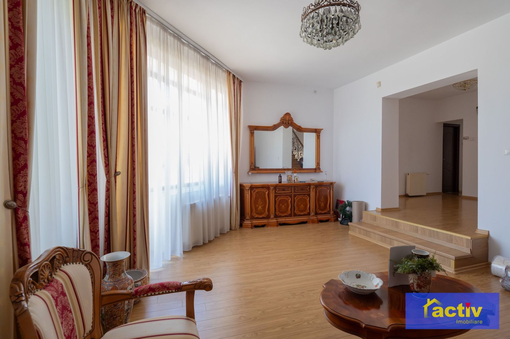 Vilă cu arhitectură aparte, spații generoase și curte intimă | Ovidiu - Poză 11