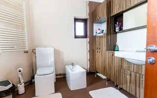 Casă / Vilă cu 6 camere de vânzare în Balotesti - Poză 12