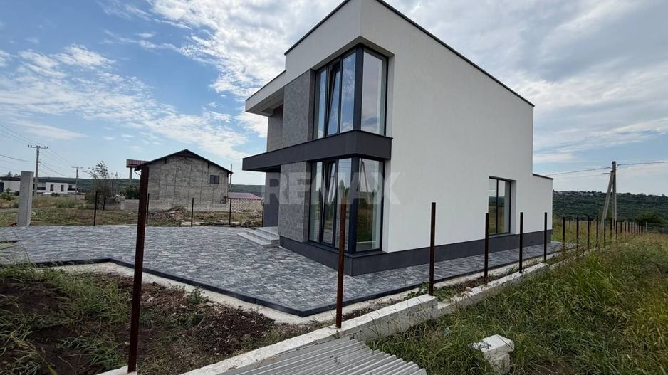 Casă modernă Hi-Tech de vânzare în Budești - Poză 1