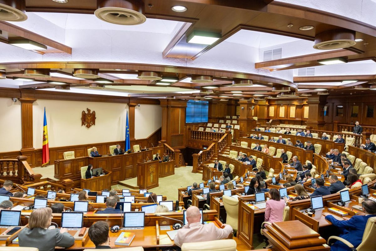 Activitatea agenților imobiliari, reglementată printr-o nouă lege adoptată de Parlament