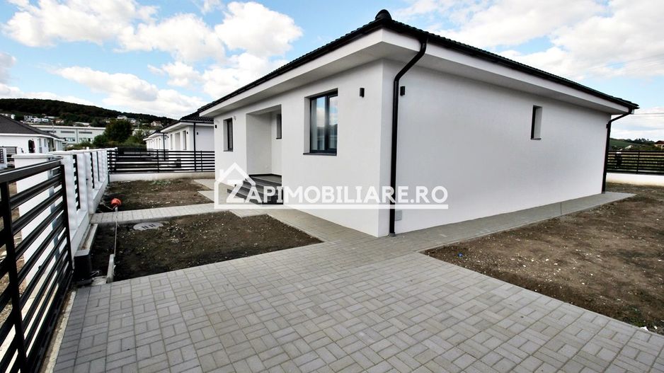 Casă la cheie pe 1 nivel 4 camere 2 băi,145 mp,500 mp teren - Poză 1