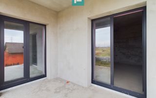 Vilă modernă pe 3 niveluri la gri în Poltura - Poză 21