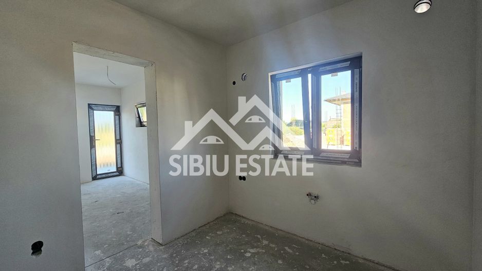 Casa noua 4 dormitoare, spatiu bun pentru familie - Poză 7
