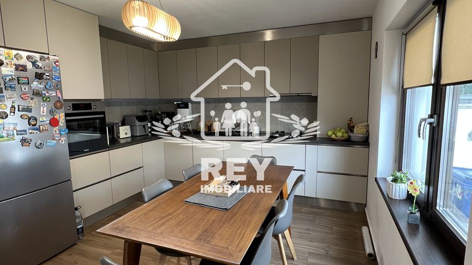 Casă de tip triplex la vânzare 6 camere /Șelimbăr /Secția 1 de Poliție - Poză 2