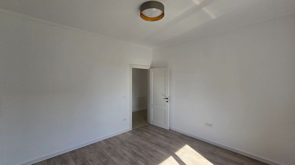 Apartament 3 camere, Zona Torontalui, Nemobilat, Bloc Nou, Loc de parcare inclus - Poză 3