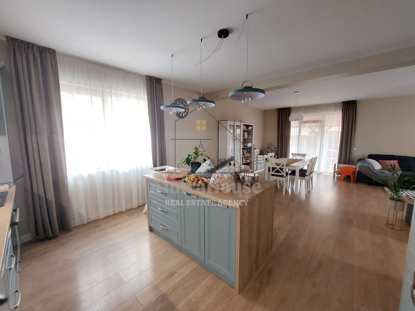 Duplex ultrafinisat mobilat utilat cu 2 locuri de parcare zona Terra - Poză 1