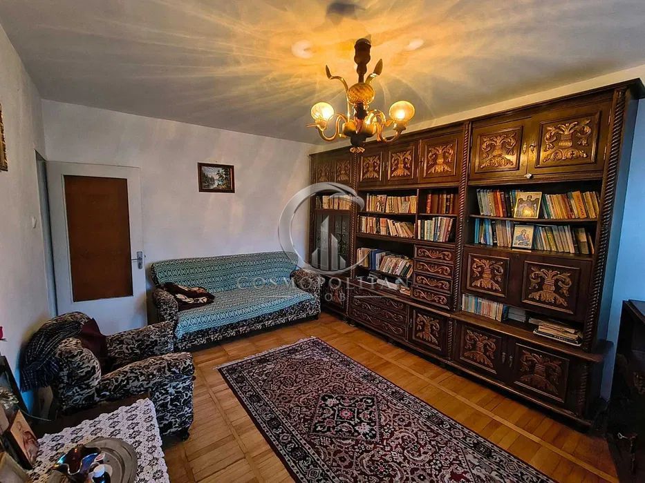 Apartament cu 3 camere ~ zona Pod/Rm. Sarat ~ etaj 2din4 - Poză 1