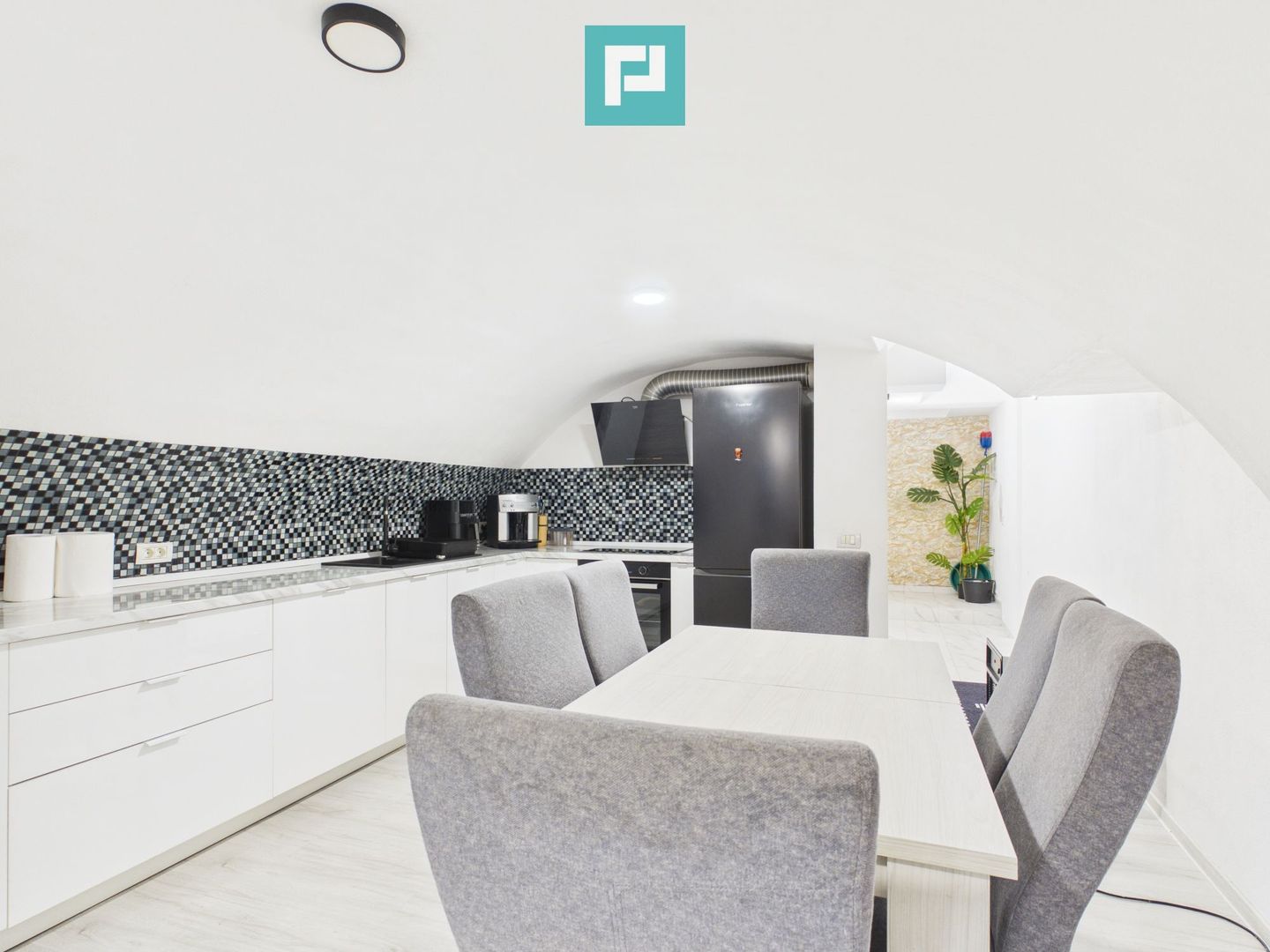 Apartament spațios cu 3 camere, zona centrală - Poză 9