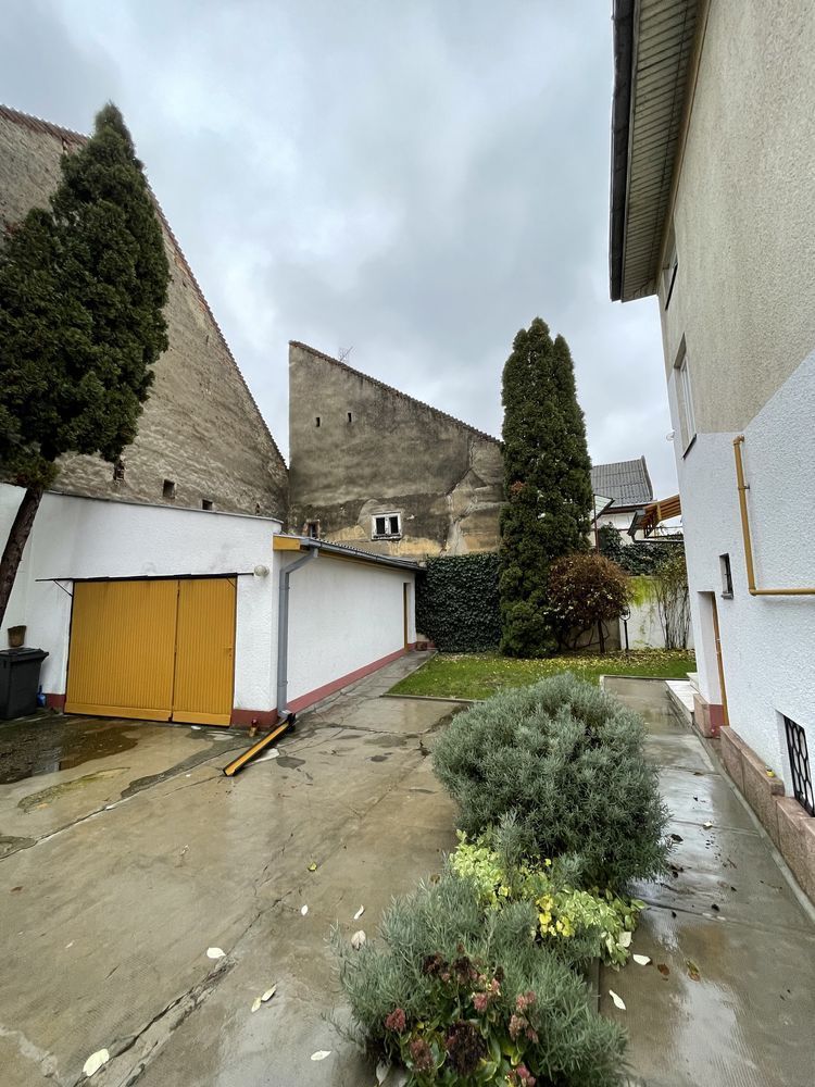 Casa de vanzare in zona centrala - Poză 2