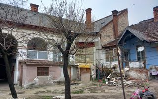 Ag EUROPA vinde casa VECHE zona ULTRACENTRALA întrare și curte comuna. - Poză 2