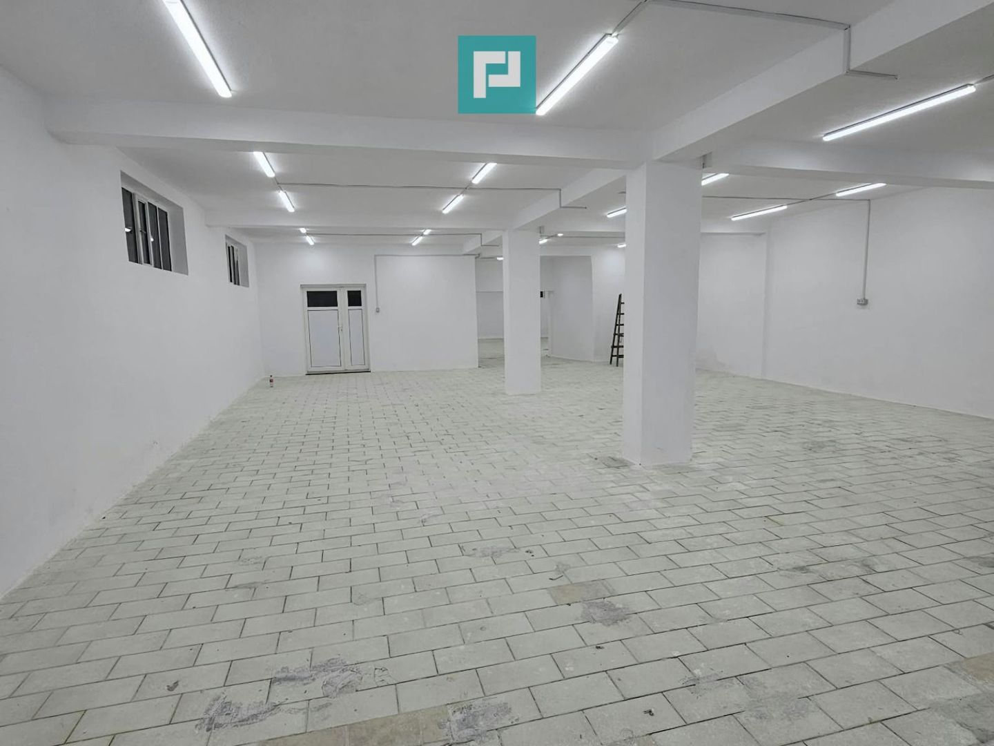 Proprietate impresionantă Sântana - 3500 mp utili - Poză 12
