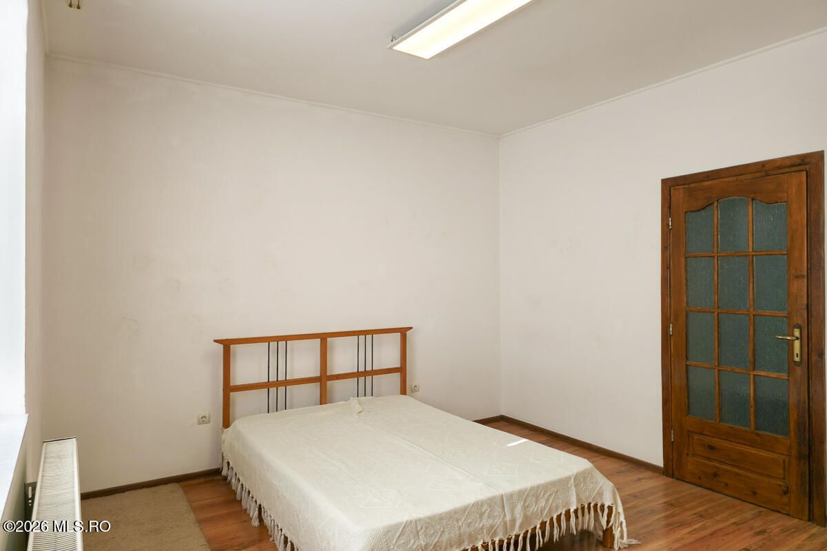 Lunei - Ion Neculce, 2 Apartamente. Mansarda 157 mp. Anexe, Lot 475 mp - Poză 5