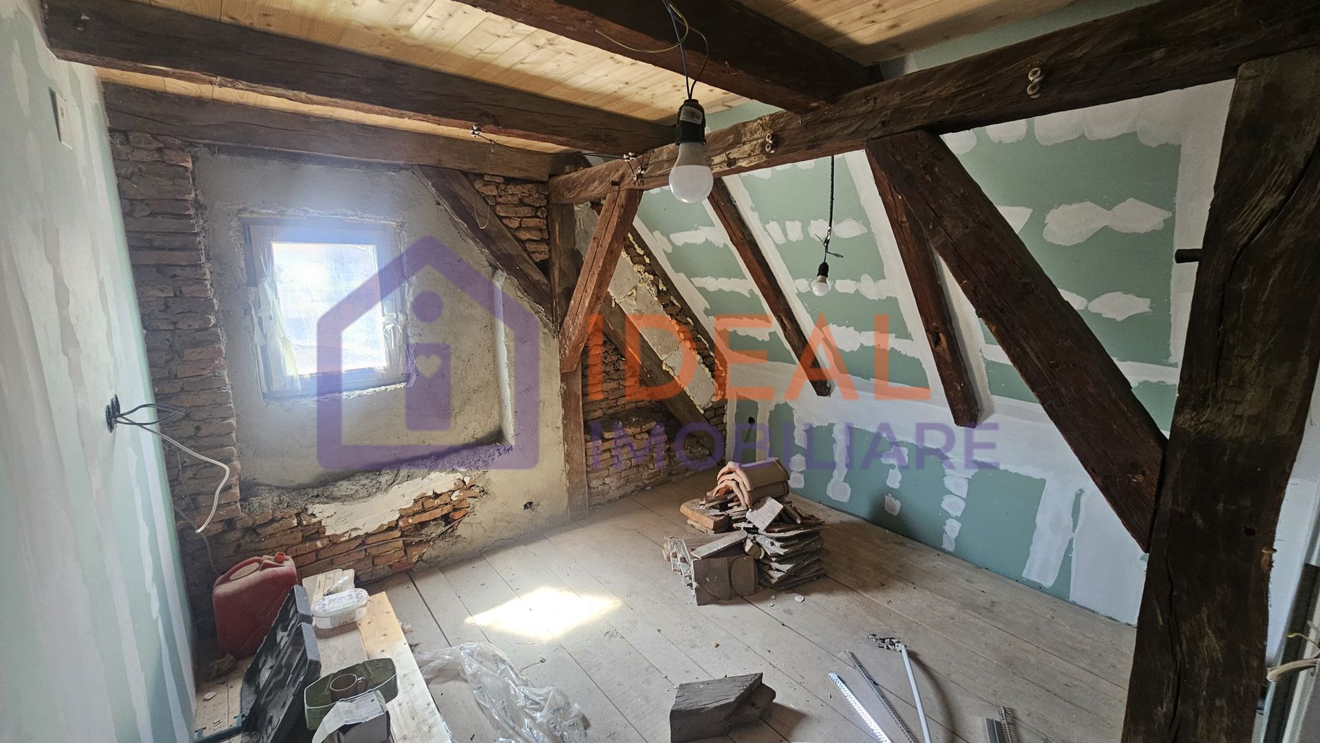 Casă veche, solidă, cu 4 camere, pivniță boltită și 4 băi – zonă centrală - Poză 4