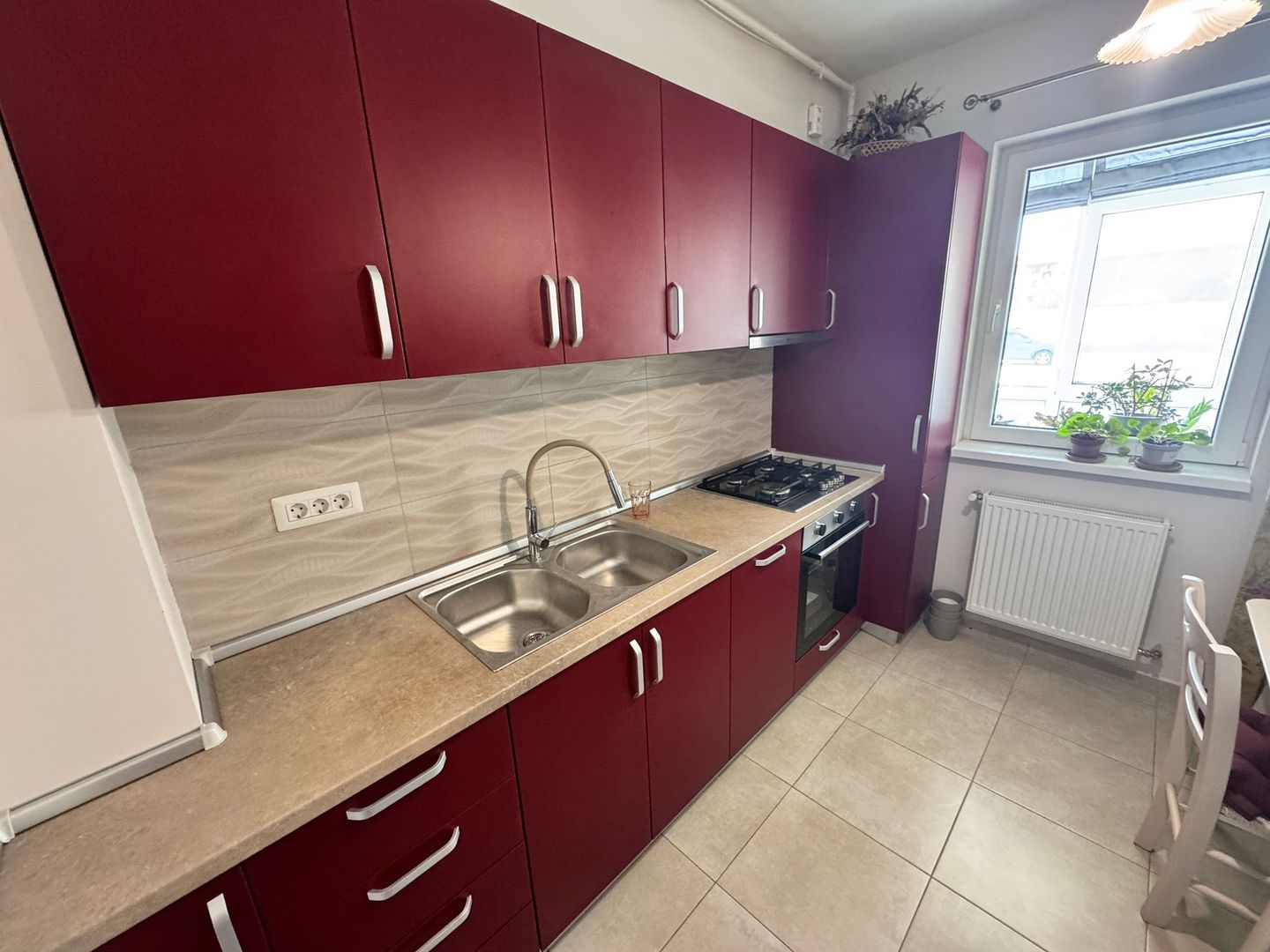 AP. 2 CAMERE, - CURTE 70 MP, BUCATARIE INCHISA, PARCARE INCLUSA, LIBER - Poză 3