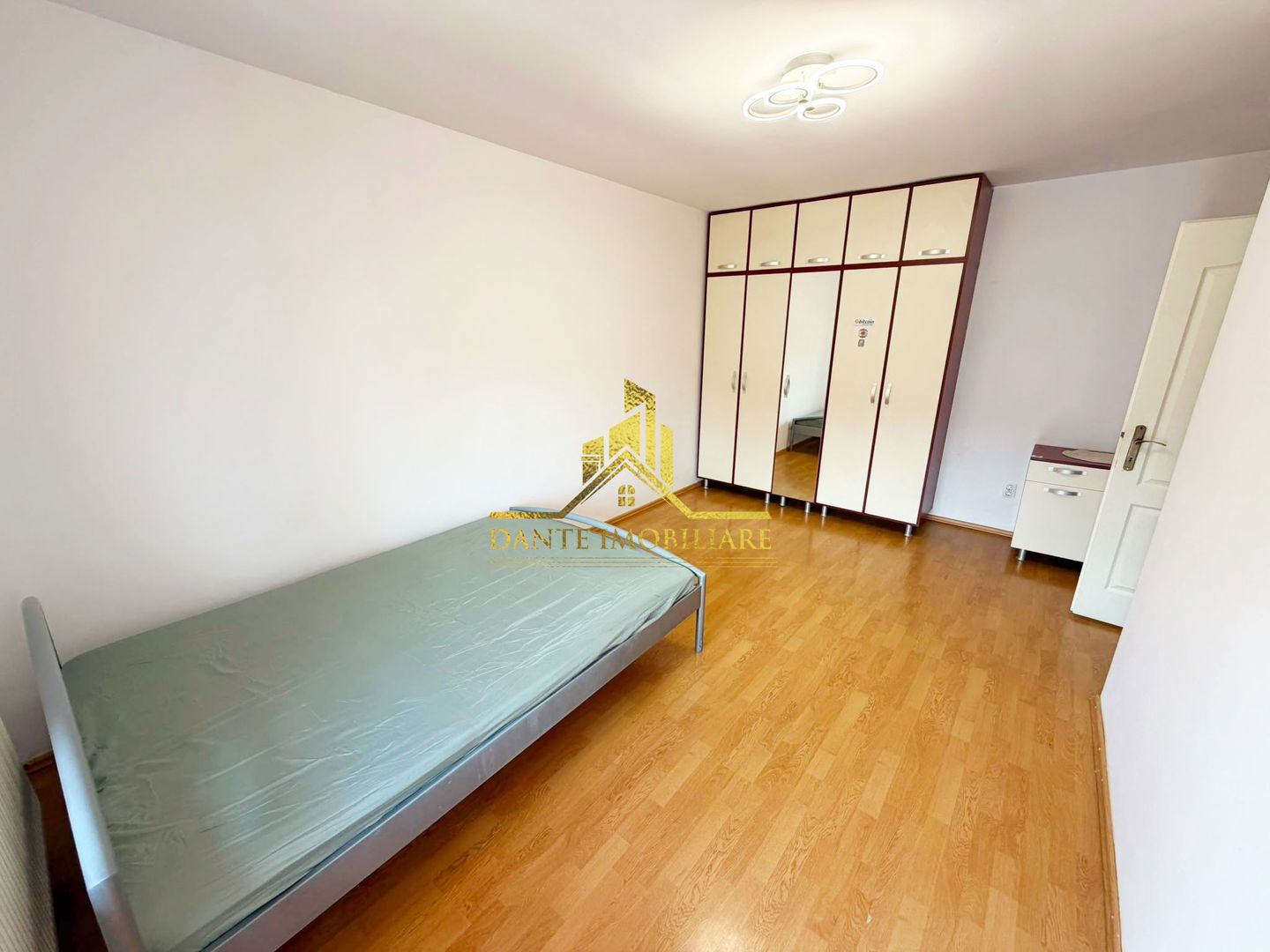 Casa, 4 camere, modern, parcare, curte, balcon, zona Semicentrala - Poză 7
