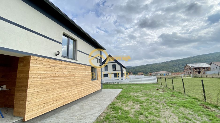 Casa intabulata, finisata LA CHEIE- Talmaciu, zona cu peisaj superb - Poză 12