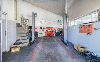 Clădire Modernă, Ideală pentru Locuință sau Afacere, cu Terasă Panoramică - Poză 23