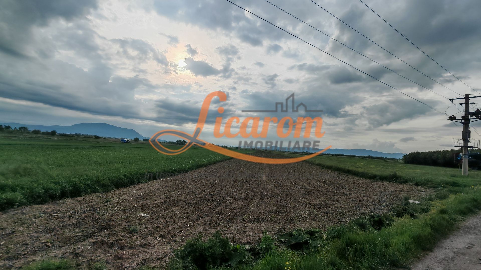 Teren Stupini Calea Feldioarei 11800 mp,25 euro/mp, front asfalt-DN13 - Poză 2