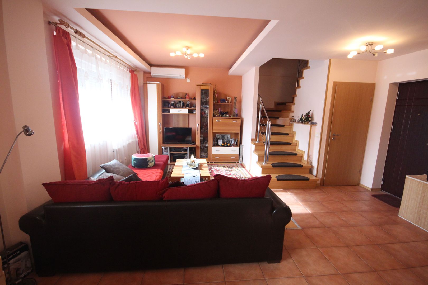 Apt cu  scara interioara  langa Kaufland Dumbravita - Poză 3