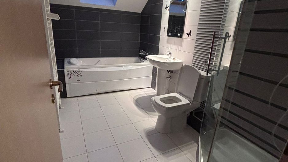 Casa individuala frumoasa si spatioasa in Giroc - Poză 33