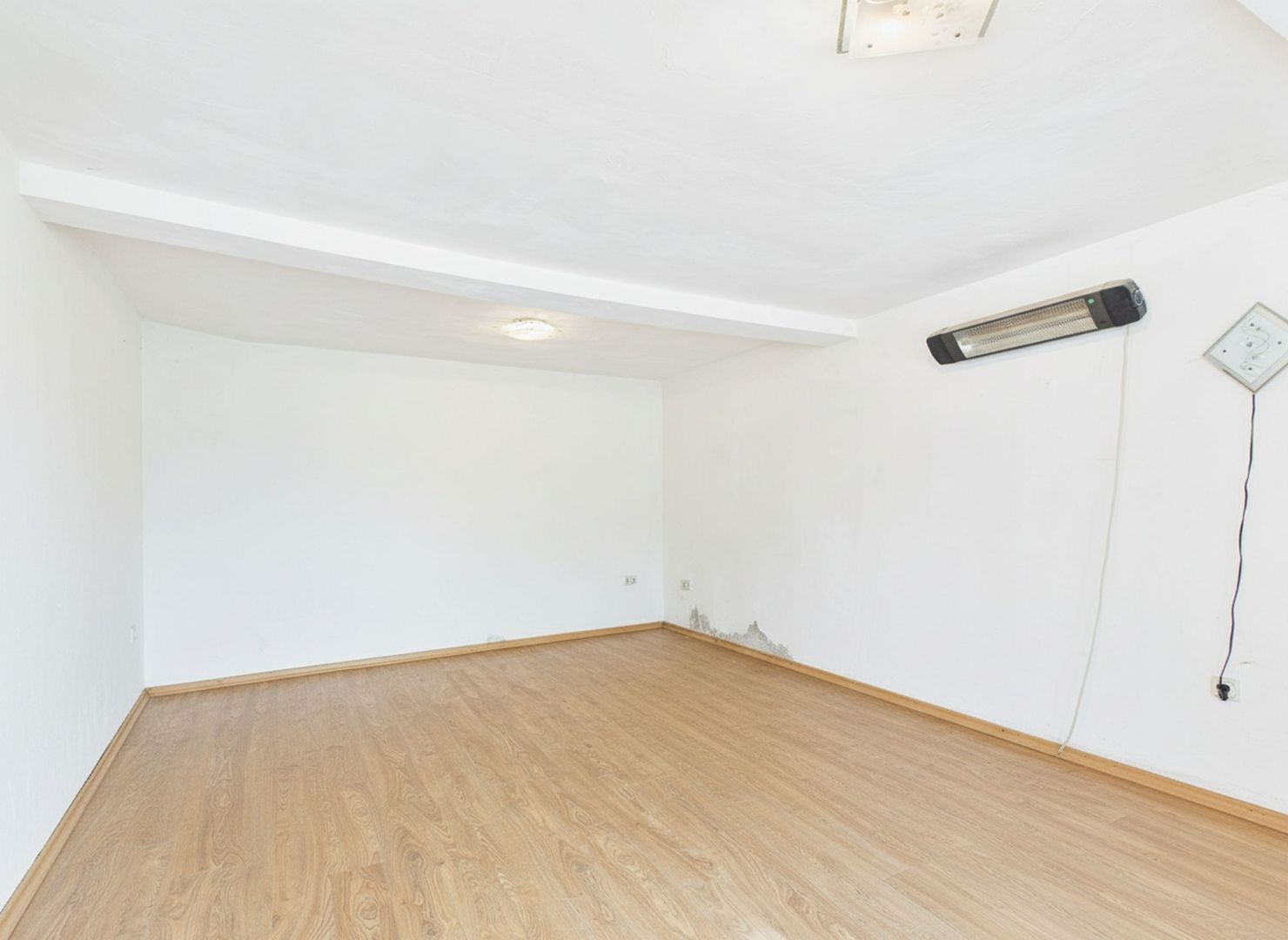 Casă  Sântana cu 3 camere și panouri fotovoltaice - Poză 2