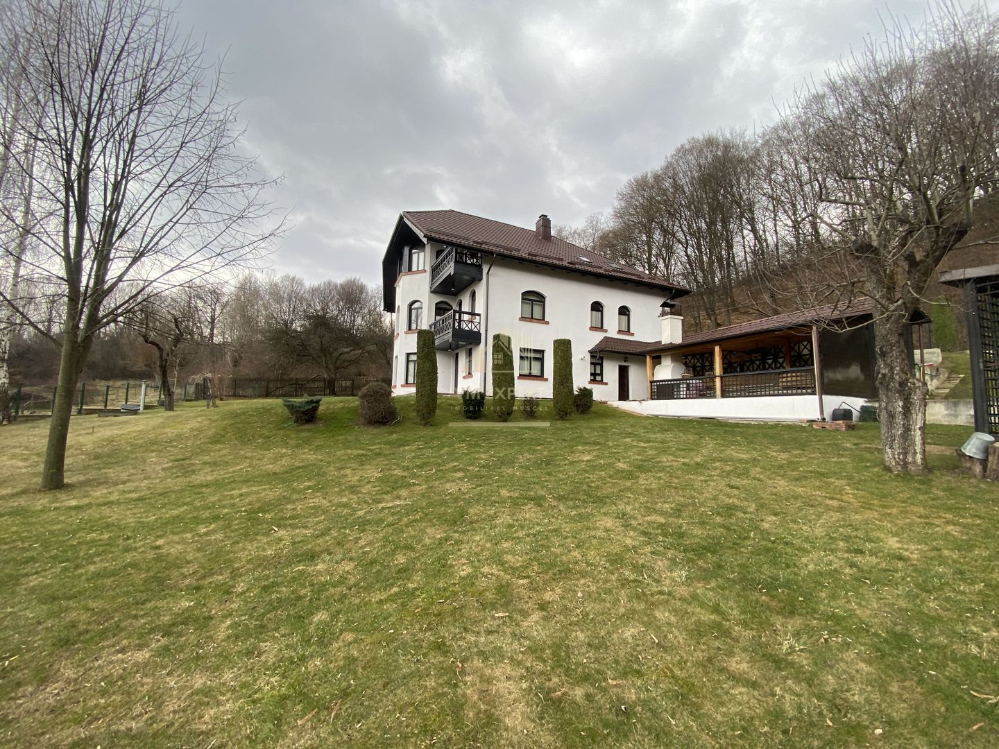 VILA 8 CAMERE, TEREN 1294 MP + 2712 MP PADURE, CAMPULUNG - Poză 2