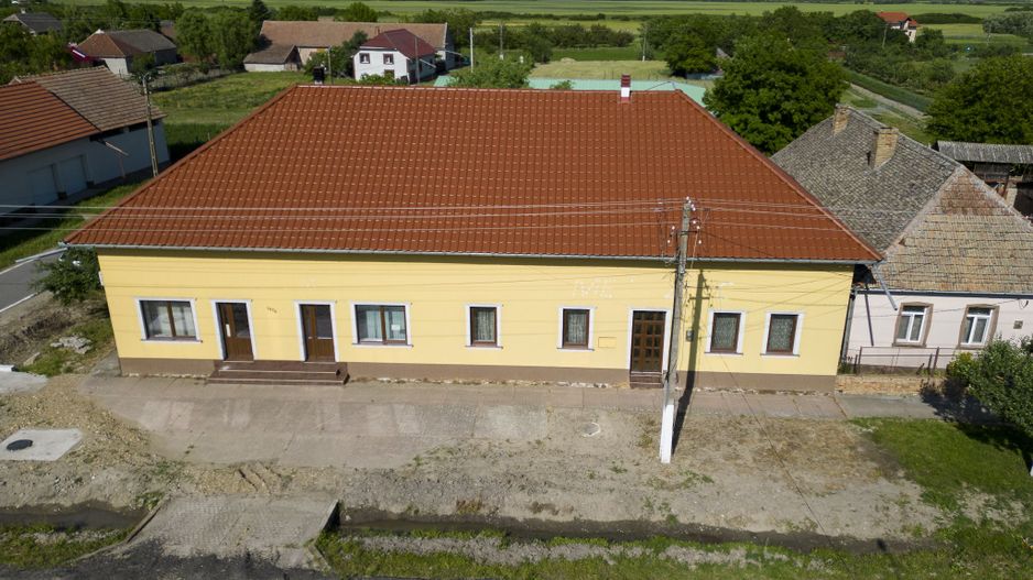 Clădire cu 5 camere cu teren și hală în Cenad - Poză 1