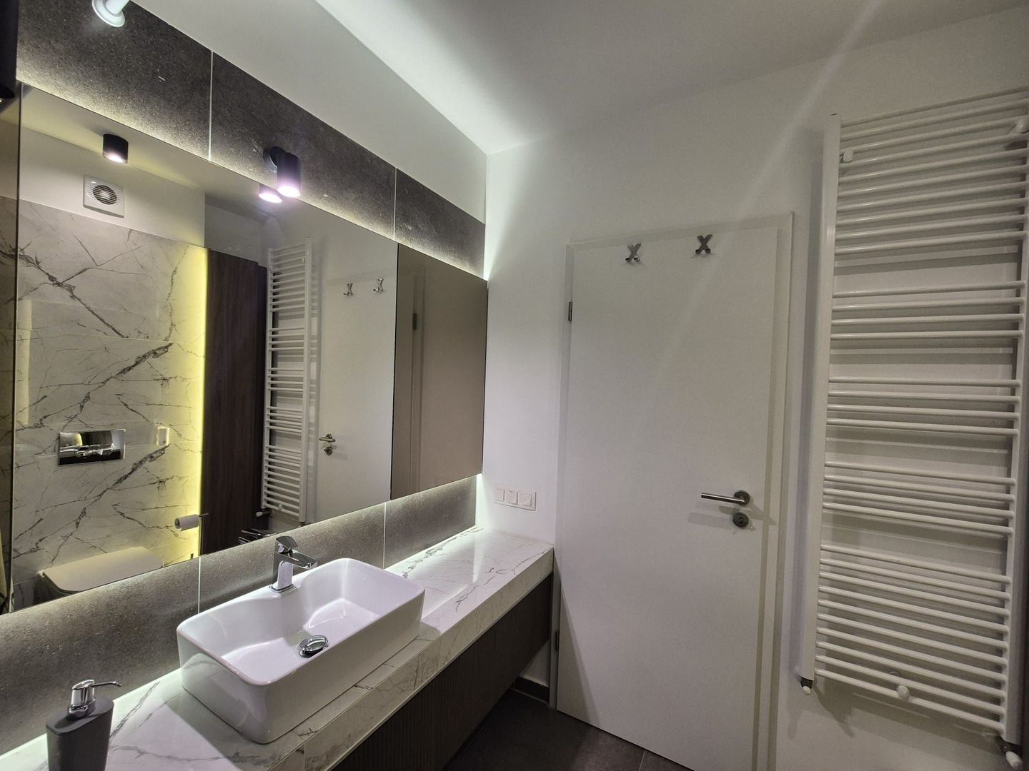 Zona Coresi, str. 13 Decembrie, apartament spațios, bloc nou, loc parcare - Poză 23