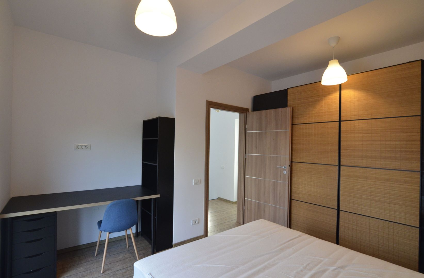 Inchiriem vila spatioasa singur in curte zona Tunari - Poză 16