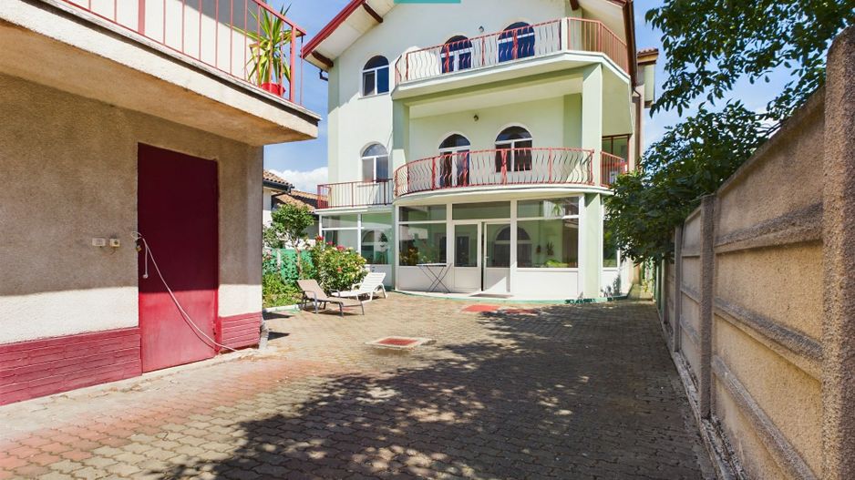 Vilă cu 3 apartamente în zona Parneava - Poză 1