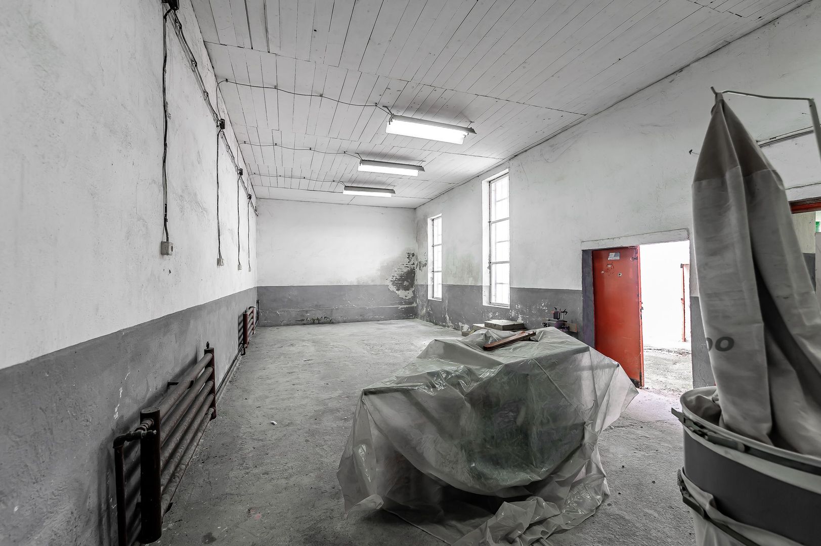 Hală în zonă centrală, zona Intim - Poză 1