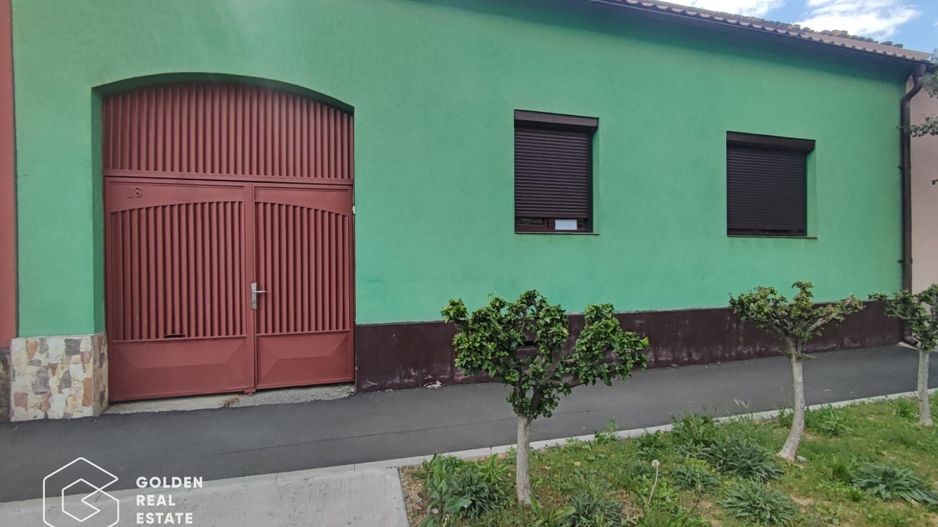 Casa din caramida in centrul Lipovei, 880 teren - Poză 1