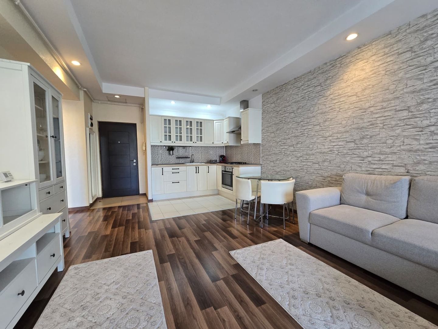 COSMOPOLIS - Apartament cu 2 camere, mobilat si utilat. - Poză 4