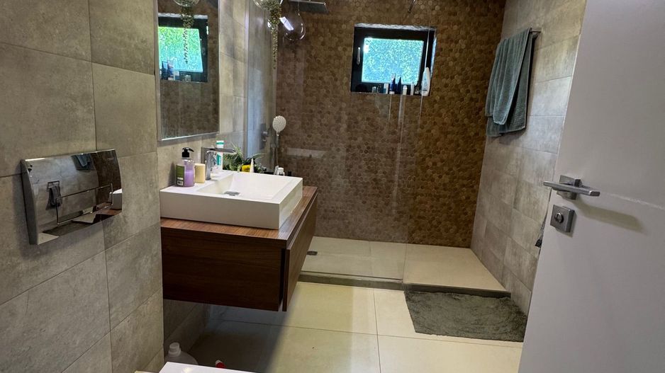 Vila de LUX Tunari, 214m2 utili, 600 curte - Poză 14