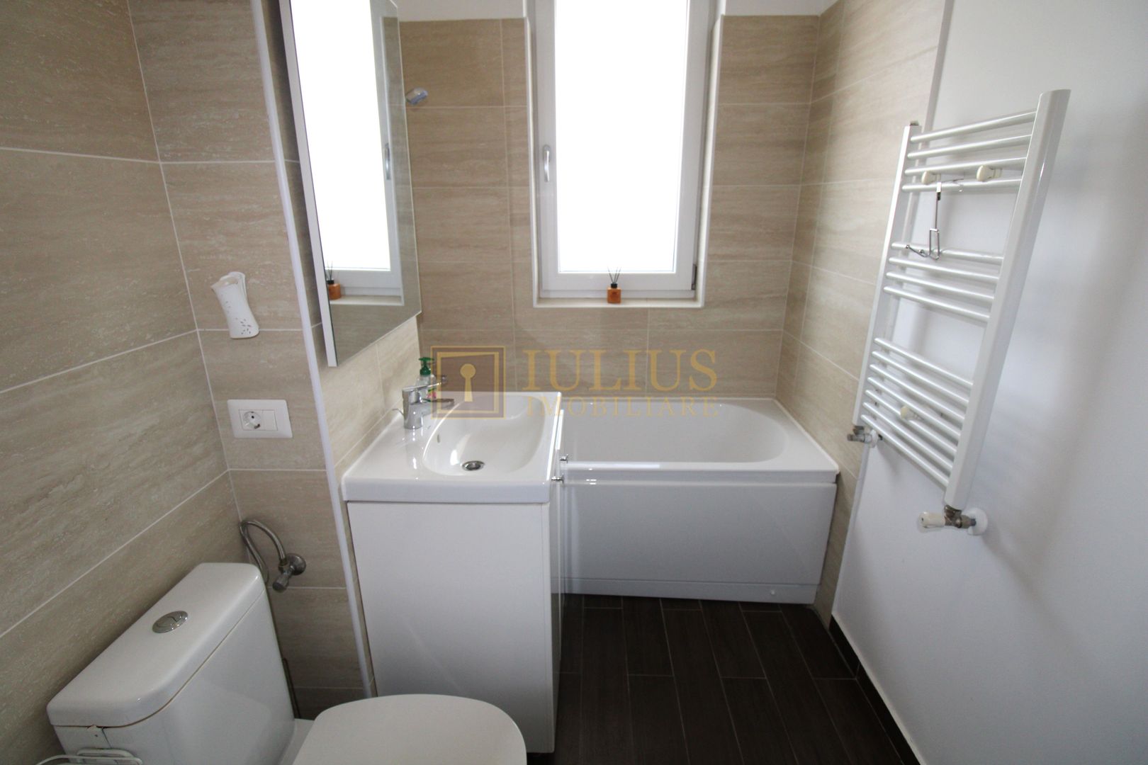 Vedere panoramica; loc parcare inclus; 2 bai/2dormitoare. - Poză 14