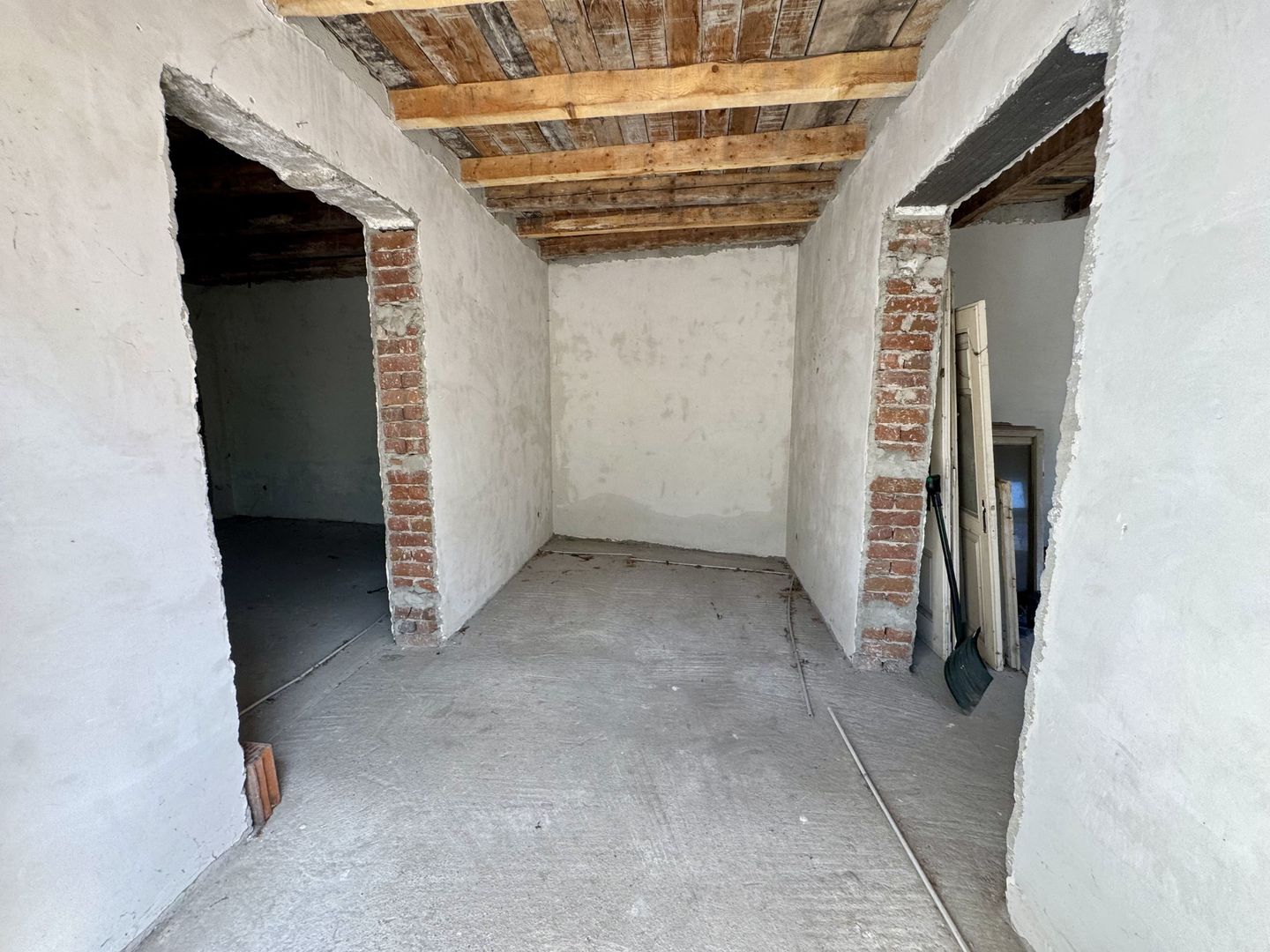 OPORTUNITATE RARA - imobil central, multifunctional, curte PROPRIE - Poză 13