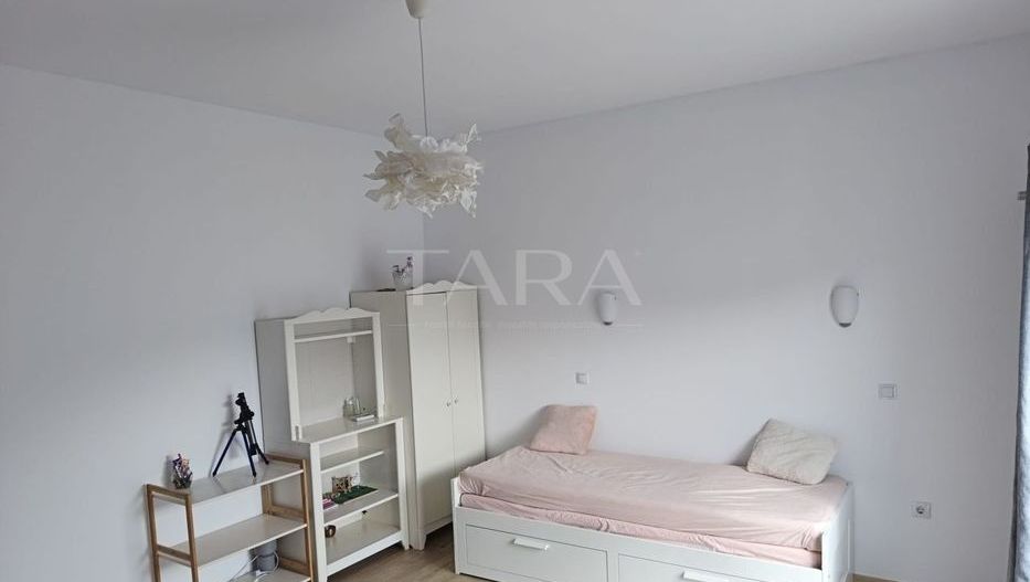 Casă spațioasă, renovată complet, într-o zonă liniștită - Poză 9