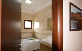 Casă spațioasă de vânzare în Gheorgheni – vedere spre parc - Poză 15