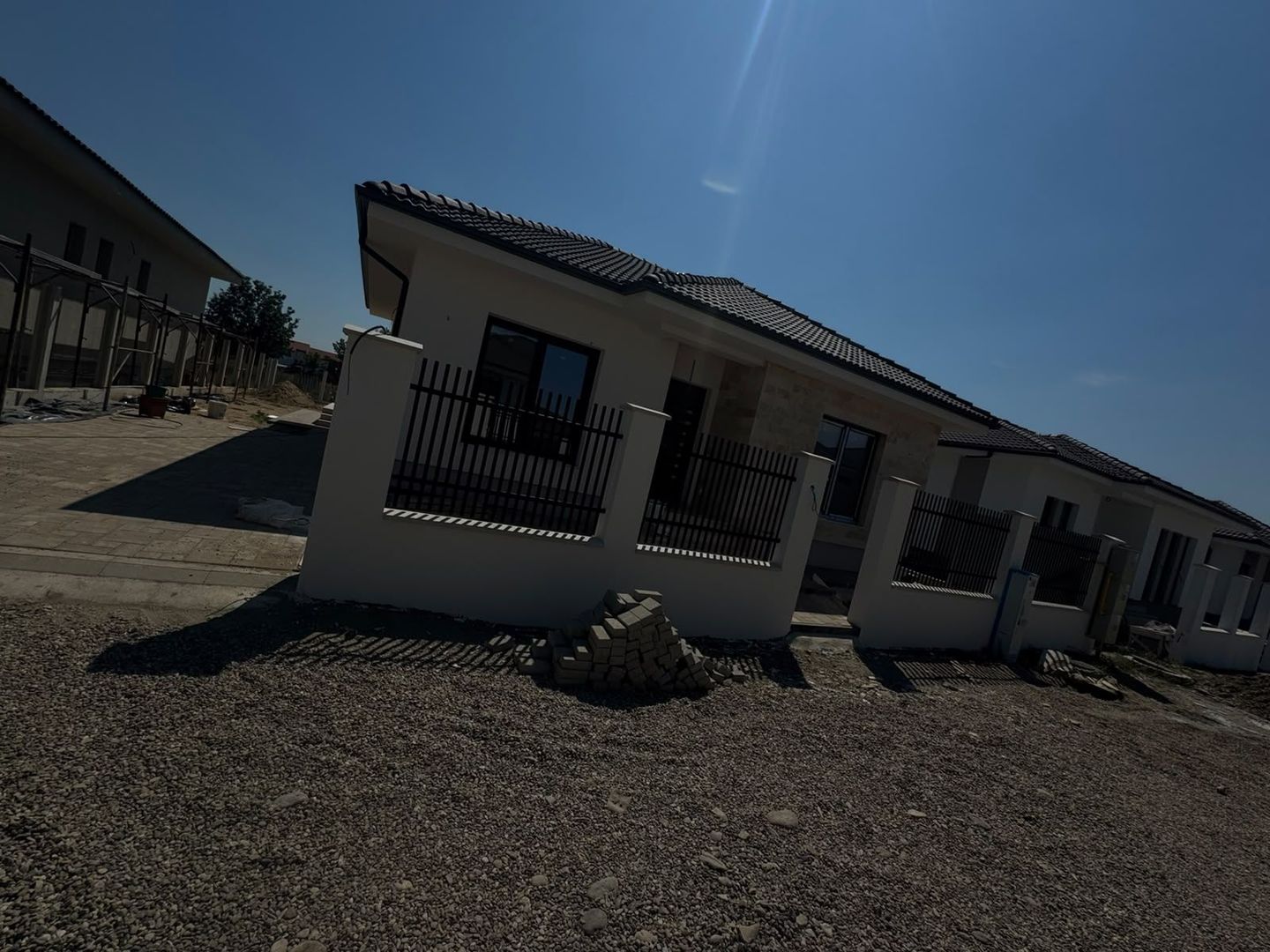 Complex de case in oriznt - Poză 1