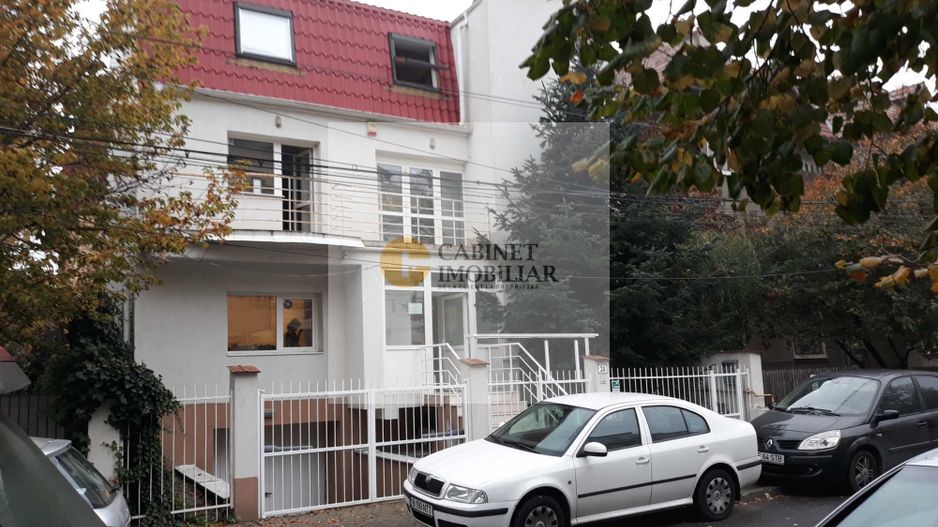 Vilă Exclusivistă în Domenii – Cartier Elegant și Liniștit - Poză 1