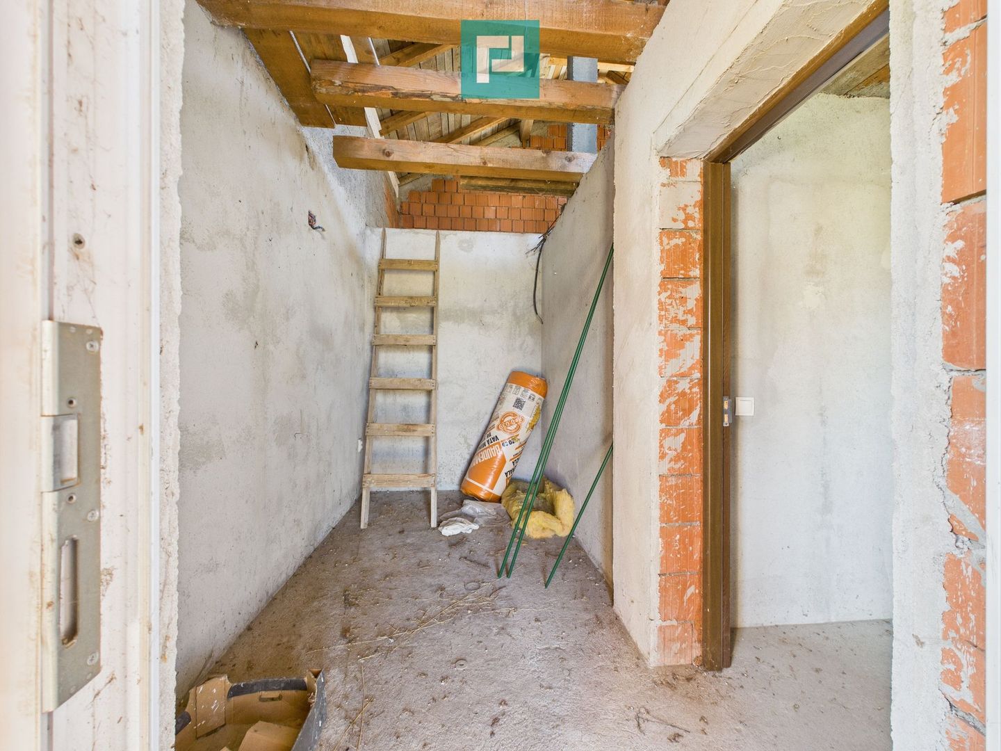 Casa la gri in Frumuseni - Poză 12