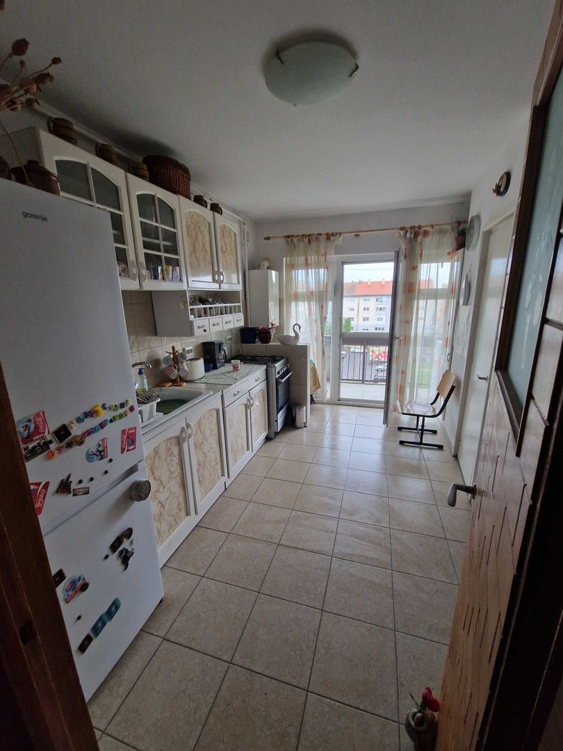 BRASADAS vinde ap 3 cam RENOVAT etaj 4/4 Carpati 2. - Poză 2